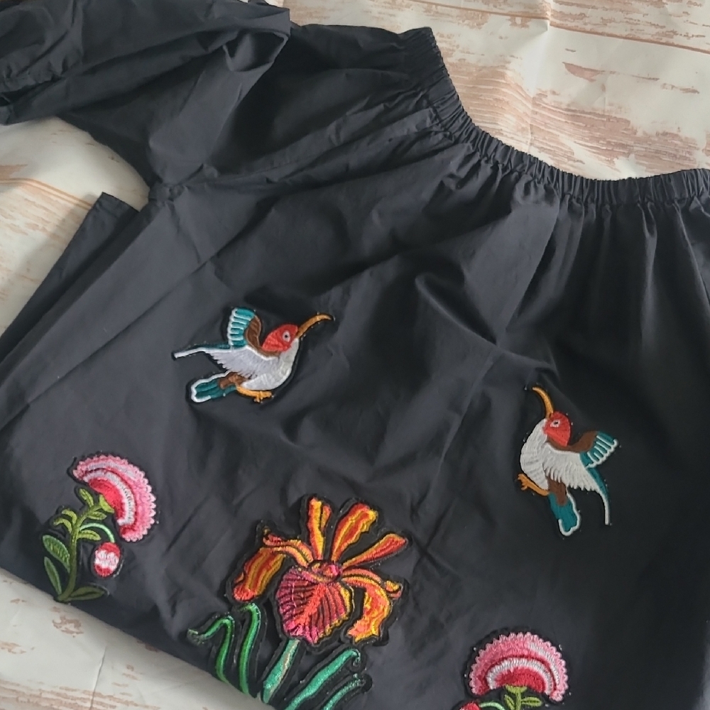 Velzara Dress .. Embroidered .. Large‎